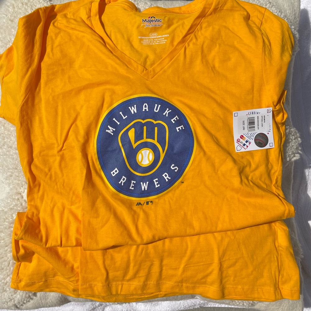 Milwaukee Brewers Woman’s T-shirt NWT